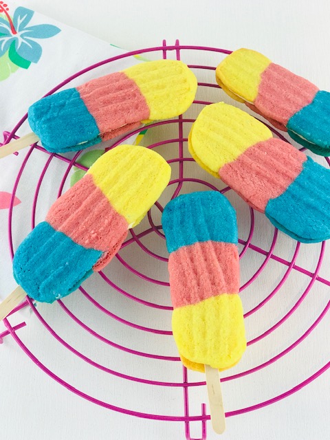 Bunte Eis-am-Stiel-Kekse