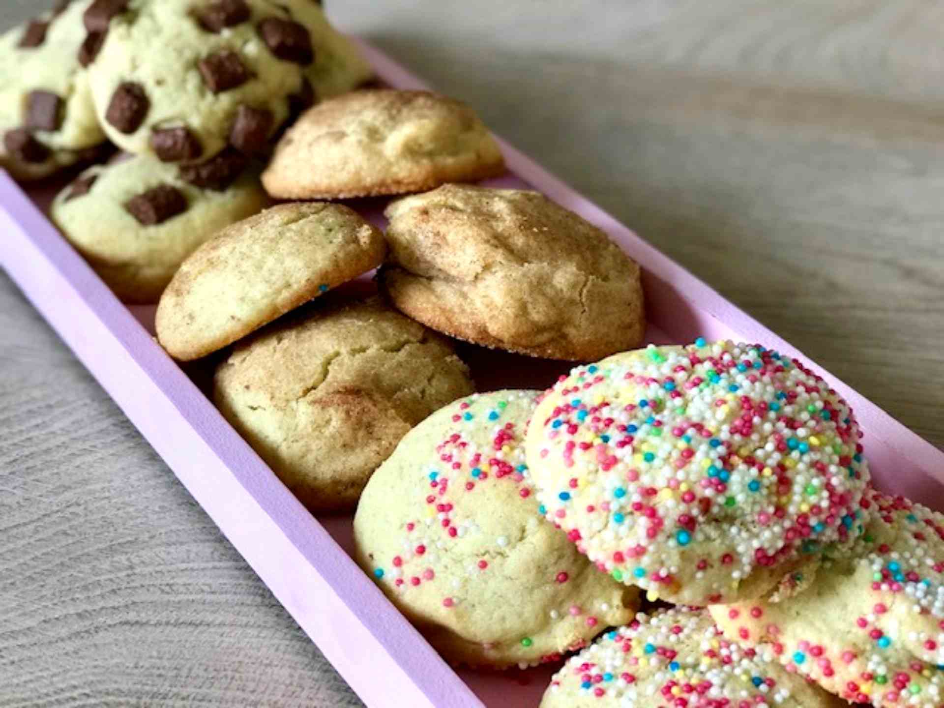 Gebackene Snickerdoodles mit bunten Zuckerstreuseln
