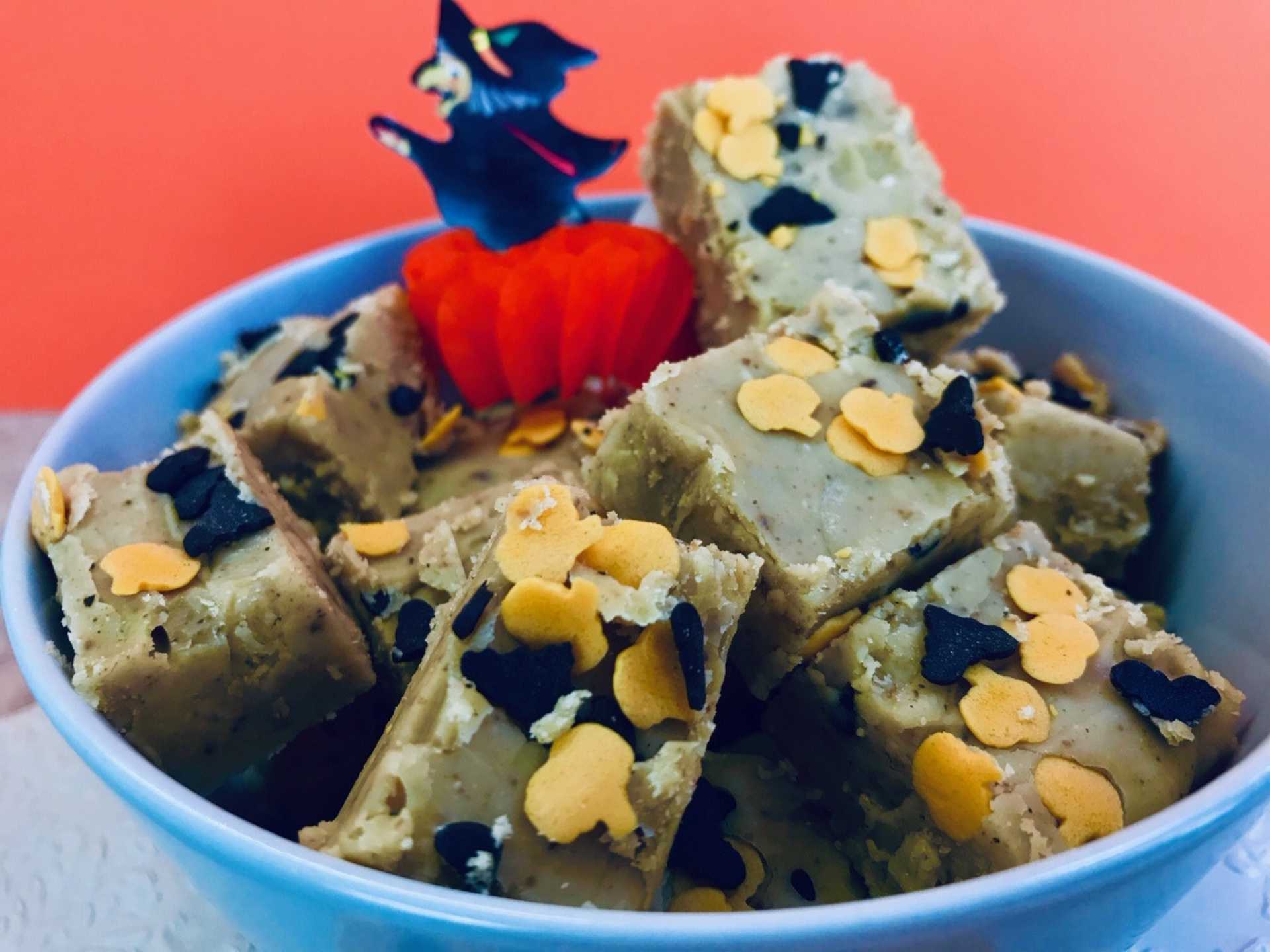 Vanille-Fudge mit Halloween-Zuckerstreuseln