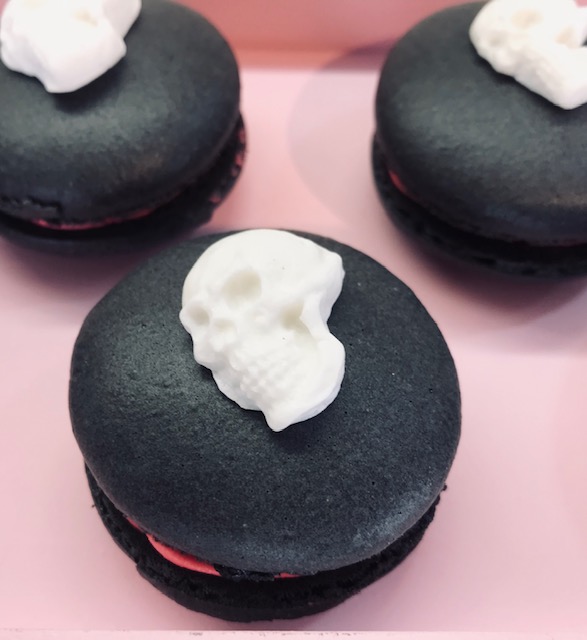 Schwarzer Halloween-Macaron