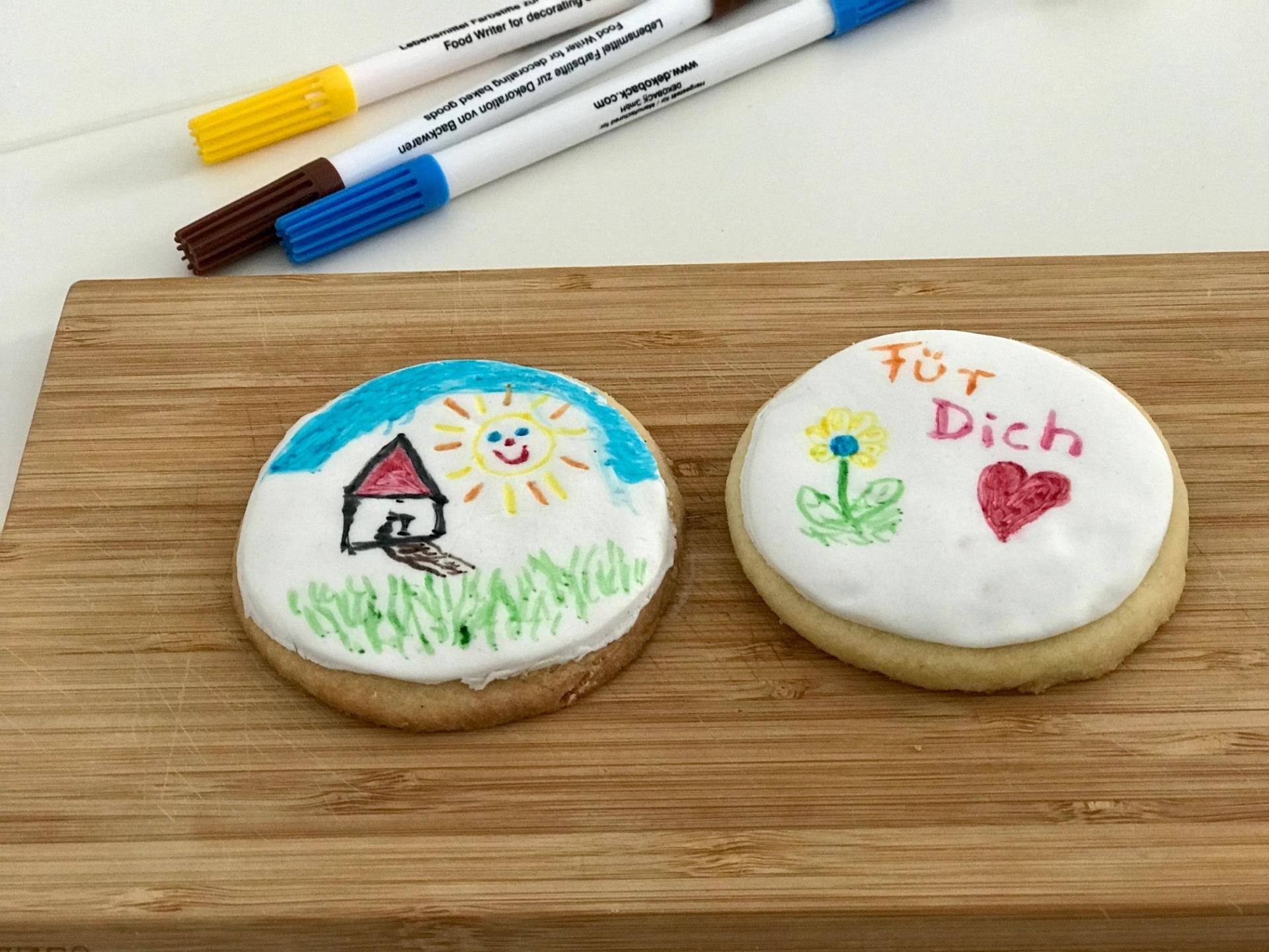 Bemalte Mürbeteigplätzchen